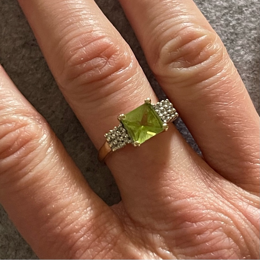 14k gold and Princess cut Peridot ring